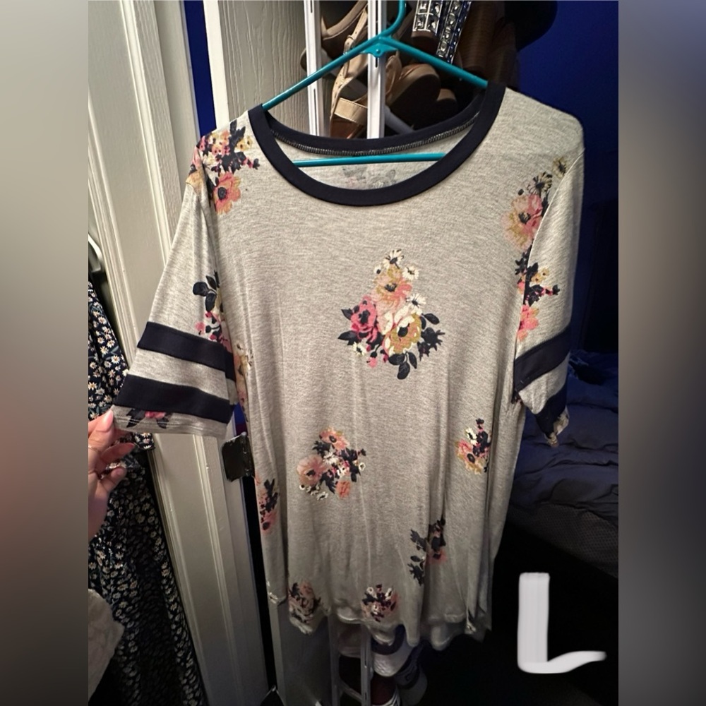 Women’s floral, flowy tee in large